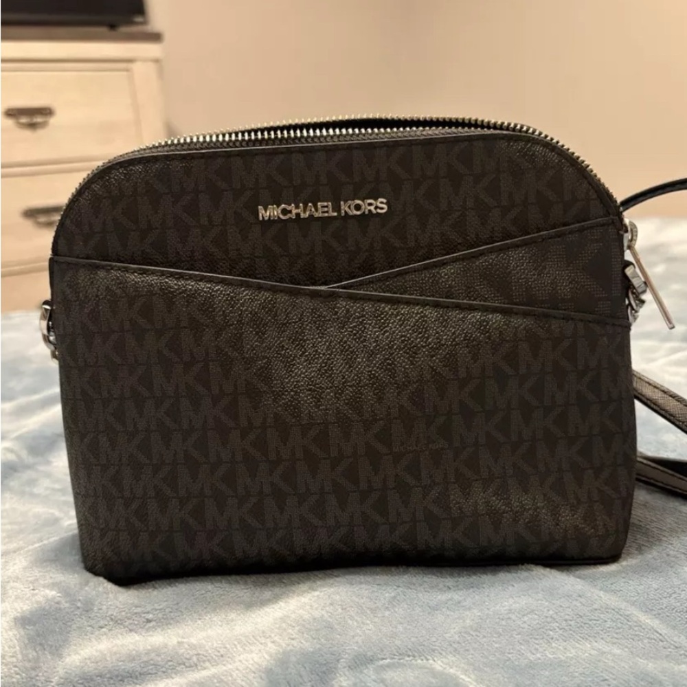I am selling this purse I no longer use it .  No rips or tears.  Smoke free home